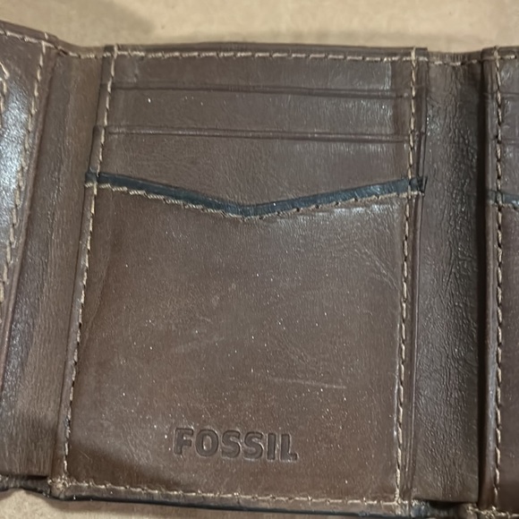 FOSSIL Men's Leather Bifold Brown Wallet with Flip ID Window - Picture 4 of 12